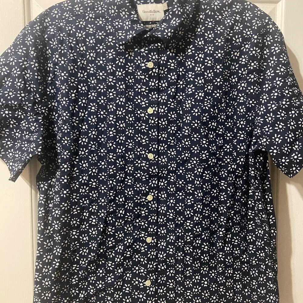 Men’s L Large Lot Sweater Shirts Shorts ($72 plus retail) - Picture 4 of 12